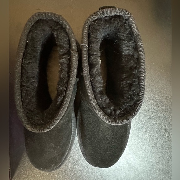 UGG Classic Classic Mini Platform boot in black. Size 6. Excellent condition. - Picture 8 of 14